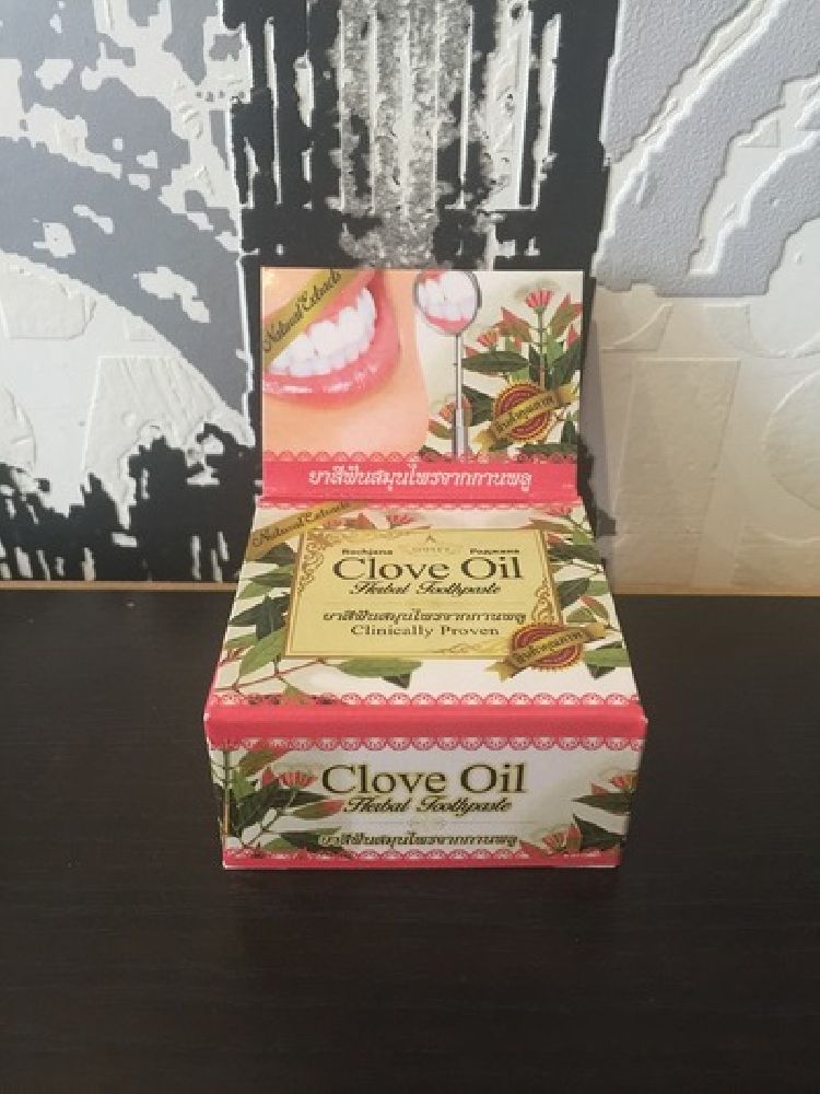 Отбеливающая зубная паста Clove Oil
